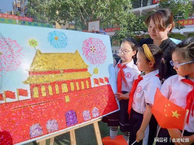 沙滩游玩的女孩们
